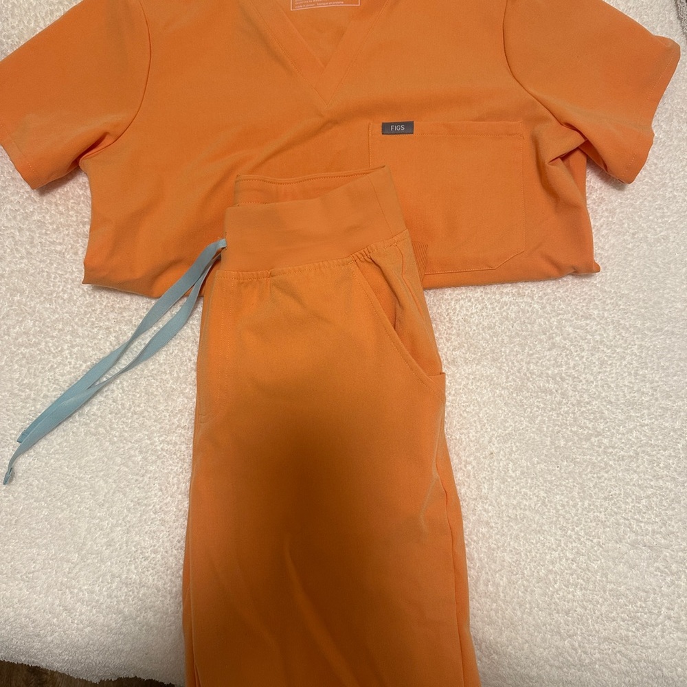 FIGS Shaka Orange Scrub Set
